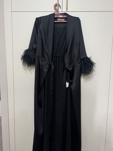 турецкий платья: Вечернее платье, Длинная модель, Атлас, С рукавами, Перья, M (EU 38), L (EU 40)