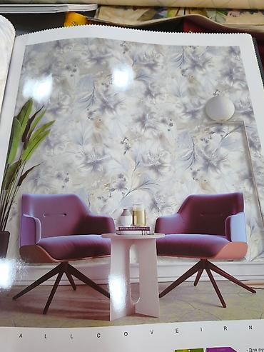 Floral naxışlı divar kağızı - Zərif açıq-boz tonlarda iri çiçək və