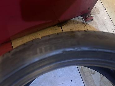 275 40 22: Pirelli P Zero yay təkəri. Şəkillərdə təkərin yan hissəsində “P ZERO” — 2