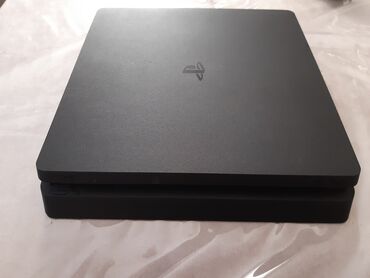 playstation 4 slim qiymeti: Playstation 4 slim 500gb 2 orginal jostick İçerisinde 5 oyun var Ev