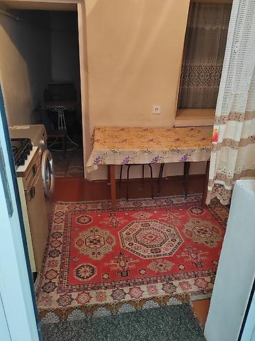 Mənzillər: Bayılda Kirayə verilir: mətbəxi və yaşayış otağı olan kiçik, mebellə — 4
