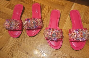 Personal Items: Fashion slippers, 39