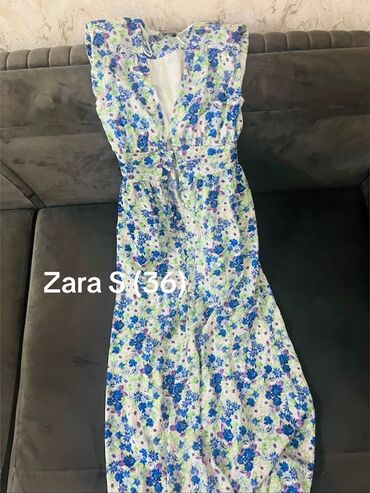 Bıçaqlar: Zara markalı, çiçək naxışlı, ağ, göy və yaşıl rənglərdən ibarət maksi