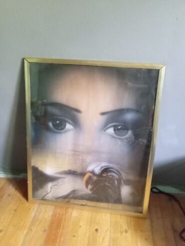 rengleme sekiller: Dekorativ tablo – şüşəli çərçivədə. Kompozisiya: yuxarı hissədə iri