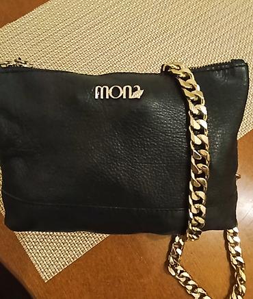 guess privezak: Crna ženska tašna sa metalnim lancem u srebrnoj boji. Model je — 1
