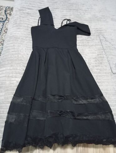 женское платье из букле: Qara rəngli qısa kokteyl/ziyafət donu. - Model: A-kəsim, beldən aşağı