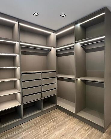 Sifarişlə dolablar: Düz dolab, Qonaq otağı üçün, Dəhliz üçün, Yataq otağı üçün, Paltar üçün, Açılan, Korpuslu, 4 qapılı — 4