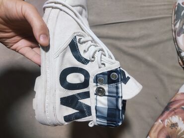 Krasofkalar və idman ayaqqabıları: Məhsul: Ağ rəngli yüksəkboğaz kanvas ayaqqabı - Üst material: Kanvas — 4