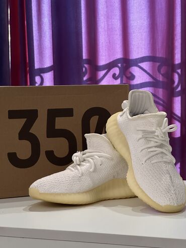 белые кроссы: Продаю легкие кроссы от Adidas Yeezy 350, мужские 39 размер, носили