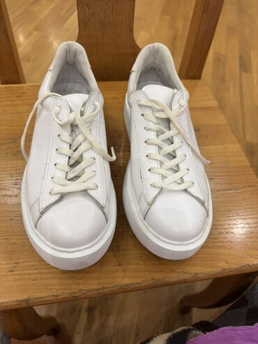 Botinkalar: Ağ rəngli uniseks dəri krossovkalar - Material: üst hissə toxumalı