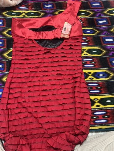 шикарное вечернее красное платье: Яркое вечернее платье одного плеча. - Цвет: насыщенно‑красный. -