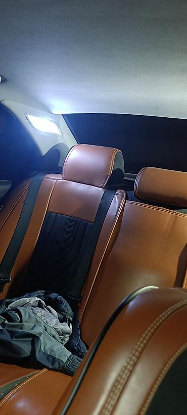 akril şüşə: BMW 5 Series E39 sedan – gümüşü rəngdə, 4 qapı. Xüsusiyyətlər: - — 6