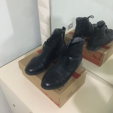 Botinkalar: Qara rəngdə dəri materialdan hazırlanan qadın botları. Bağcıqlı və yan