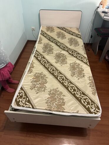 кровать белый: Односпальная кровать светлого цвета, дополненная матрасом с узором