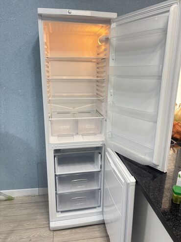 Холодильники: Холодильник Indesit, Б/у, Двухкамерный, Less frost, 50 * 2 * 50