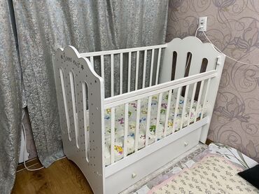 железный двухъярусный кровать: Балдар үчүн кошумча коюлган керебет, Колдонулган, Дөңгөлөксүз, түсү - Ак