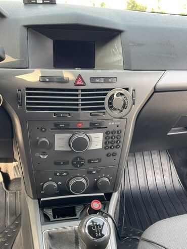 Opel: Opel Astra H – 5 qapılı hetçbek, gümüşü rəng. - Kuzov: kompakt — 5