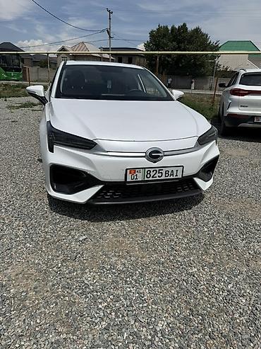 GAC Aion S — электрический седан белого цвета. Машина полный родной