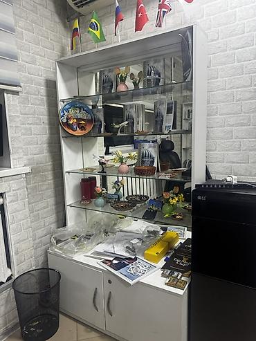 Стеклянные витрины с нижней тумбой - Конструкция: напольная витрина с at lalafo.kg Стеклянные витрины с нижней тумбой - Конструкция: напольная витрина с
