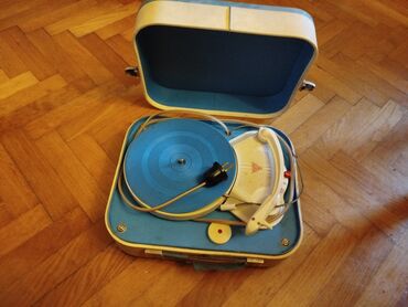 Stari uređaji: Retro,stari mali gramofon u koferu. Simpatican mali gramofon,vise kao — 9