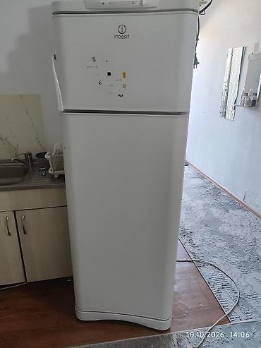 Холодильник Indesit, Б/у, Двухкамерный, 180 *