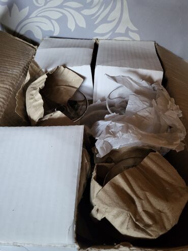 Čaše: Case nove za vino iz 2009g. Sve na casama odsjaj od svetla. Komada 6 — 2