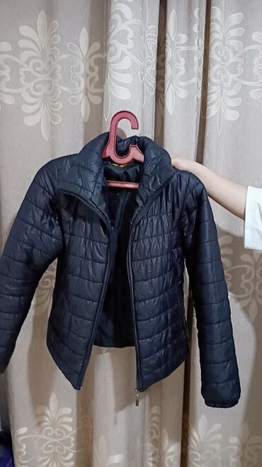 утепленные спортивные костюмы: Qara rəngli yüngül qışlıq/keçid mövsümü gödəkçə. - Stil: quilted