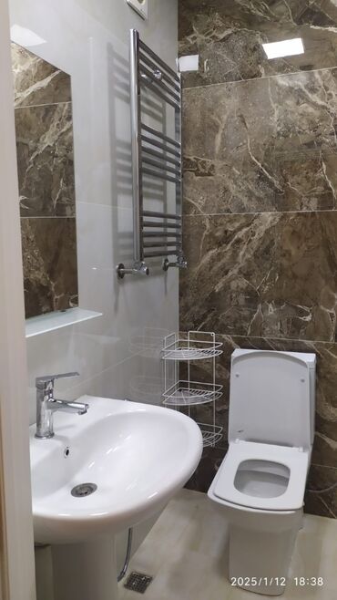 Uzunmüddətli kirayə mənzillər: Mənzil 2-otaqli studiya mənzildir, tam təmirli və tam əşyalidir. Evdə — 12