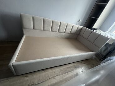 матрас на диван: Угловая мягкая кровать-диван с высоким изголовьем и двумя спинками -