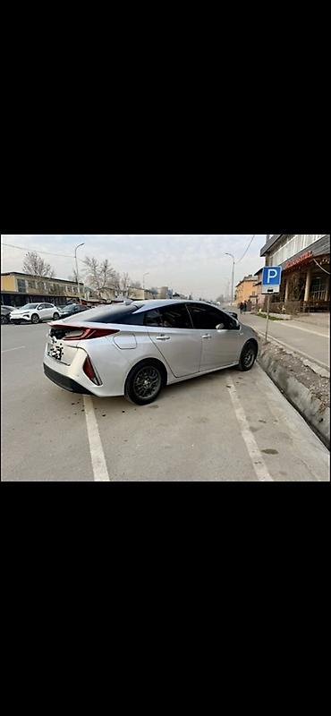 bud e9: Toyota Prius: 2017 г., 1.8 л, Автомат, Гибрид, Хэтчбэк — 2