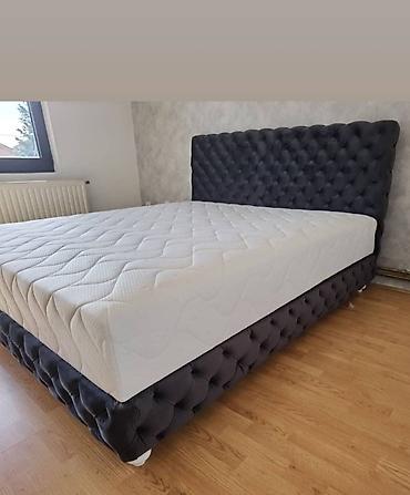 ugaoni ormar: Tapacirani bračni krevet sa visokim, duboko prošivenim (chesterfield) — 1