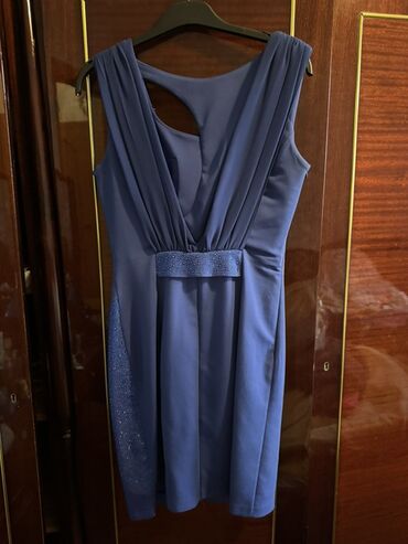 Dəstlər, kostyumlar: Her bir paltarin qiymeti 20 Azn, kime maraqlqidirsa hansi paltar yazin — 15