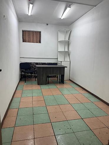 место на аренду: Аренда рабочего места в небольшом офисе. , 12 кв. М -18000 сом, 30 кв — 5