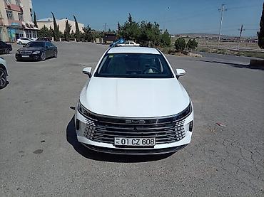 ucuz elektrikli avtomobil: BYD Qin Plus DM-i sedan - Kuzov: 4 qapılı sedan, ağ rəng - Güc — 1