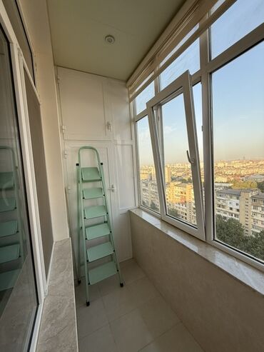 Uzunmüddətli kirayə mənzillər: Mənzilin təqdimatı - Geniş və işıqlı salon: iri panoram pəncərə — 12