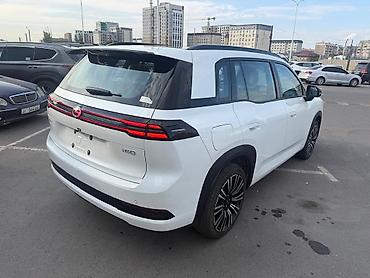 aion 60i: AION i60 — электрический кроссовер белого цвета. Кузов и дизайн: - — 4