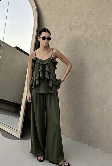 stradivarius sorc: Zenski komplet – top na bretele sa volanima + široke pantalone 2900 — 3