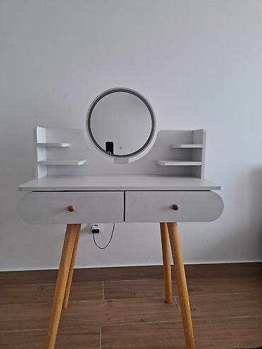 Antique Desks: Beli sto za sminkanje, koriscen godinu dana. Poseduje ogledalo sa led — 4