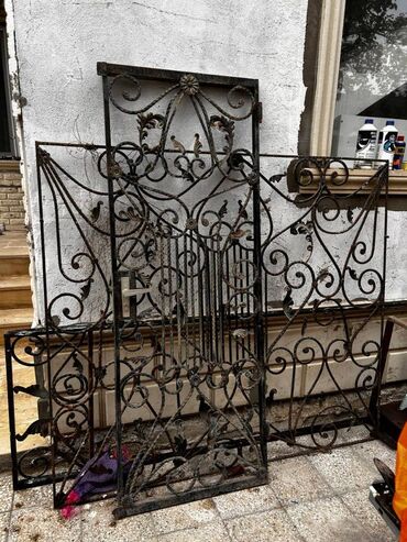 ikinci el qapi pencereler: Qapi(cercivesi ile birlikde) ve pencere barmaqliqlari 1 eded qapi -