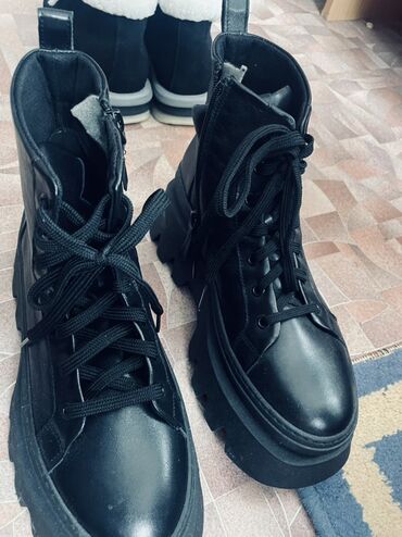 Ботинки и ботильоны: Черные женские ботинки на массивной платформе. Турецкий бренд покупали — 1