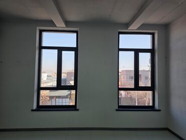 Офисы: Сдаю Офис, 21 м², В бизнес центре, С видом на горы, 1 линия, С оборудованием — 3