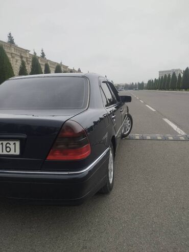 ilkin ödənişsiz kreditə maşınlar 2020: Mercedes-Benz 240: 2.4 l | 1999 il Sedan