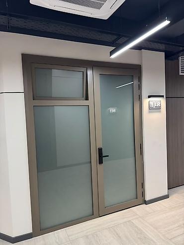 почасовой офис: Сдаю The entire office: 57 м², В бизнес центре, С ремонтом, High ceilings — 7
