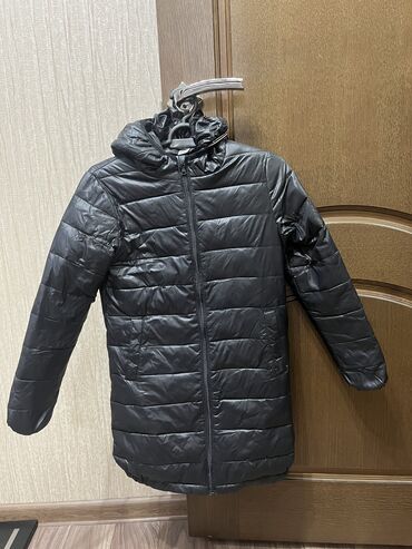 куртка комбинезон детский: Продаю демисезонную куртку на девочку,она удлиненная.На рост 140 см