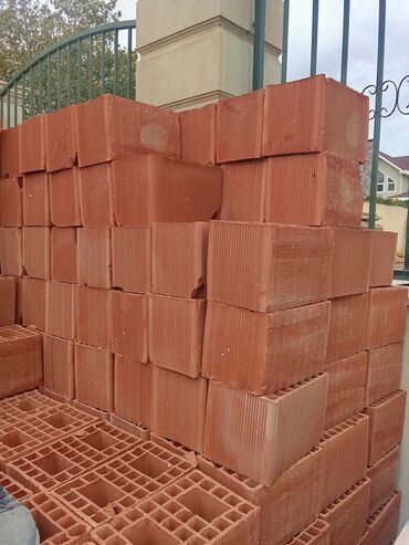 işlenmiş demir qapilar: Keramzitli boşluqlu tikinti kərpici - Material: qırmızı bişmiş gil