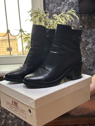 Women's Sneakers and athletic shoes: Qara dəri qadın botu - Model: qısa boyunca, yan tərəfdən fermuarlı -