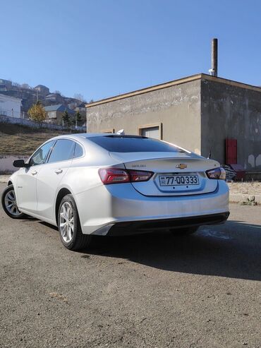 Chevrolet: Chevrolet Malibu – gümüş rəngli sedan Xüsusiyyətlər: - Geniş və rahat — 8