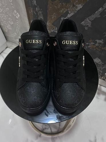 Patike: Predobre patike 
Vel 36 do 40 
Cena 4500 din — 5