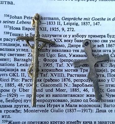 Ostali antikviteti: Dva KRSTa privesci. Privezak krst je lepo izrađen verski dodatak koji — 2