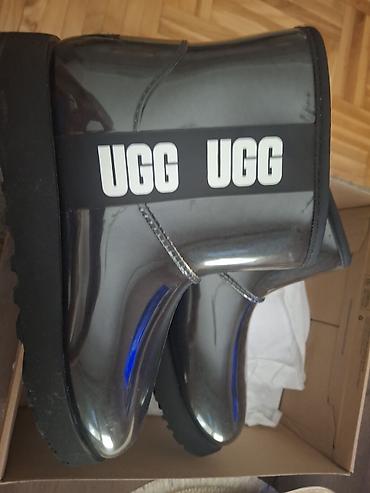 cat obuca: UGG ženske čizme – model Mini (kratke) sa sjajnim transparentno‑dim — 3